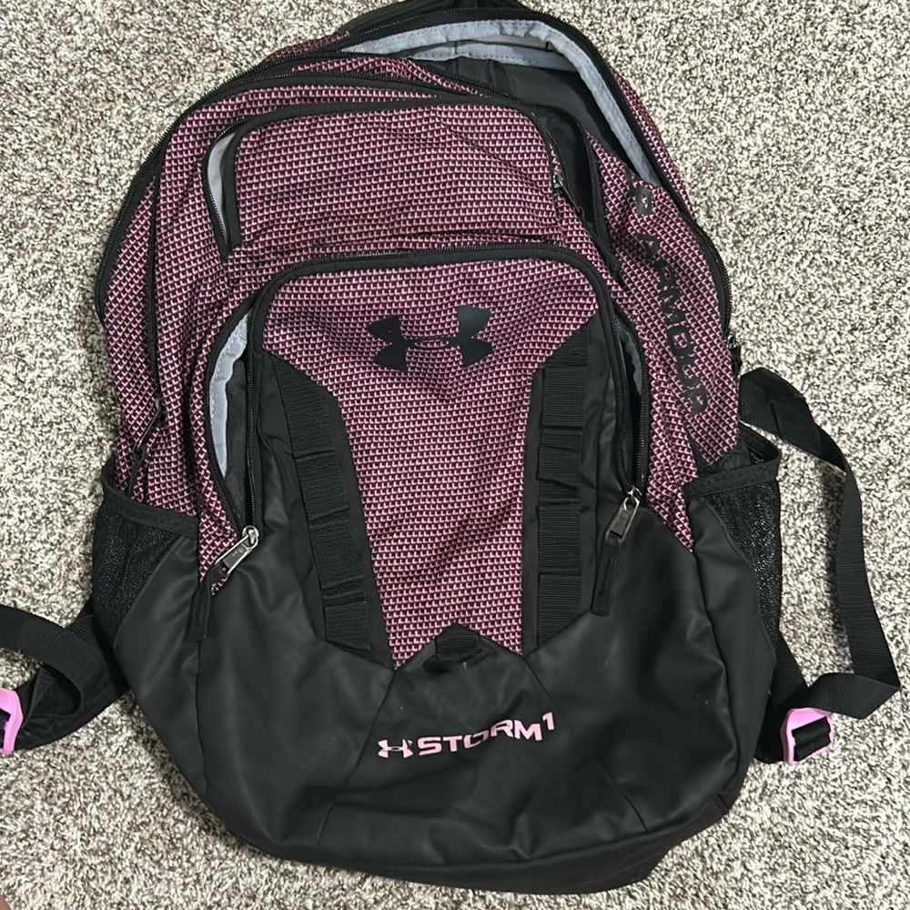 UNDER ARMOUR BACKPACK IN GREAT CONDITION, 4 POCKETS WITH A COMPUTER SLEEVE